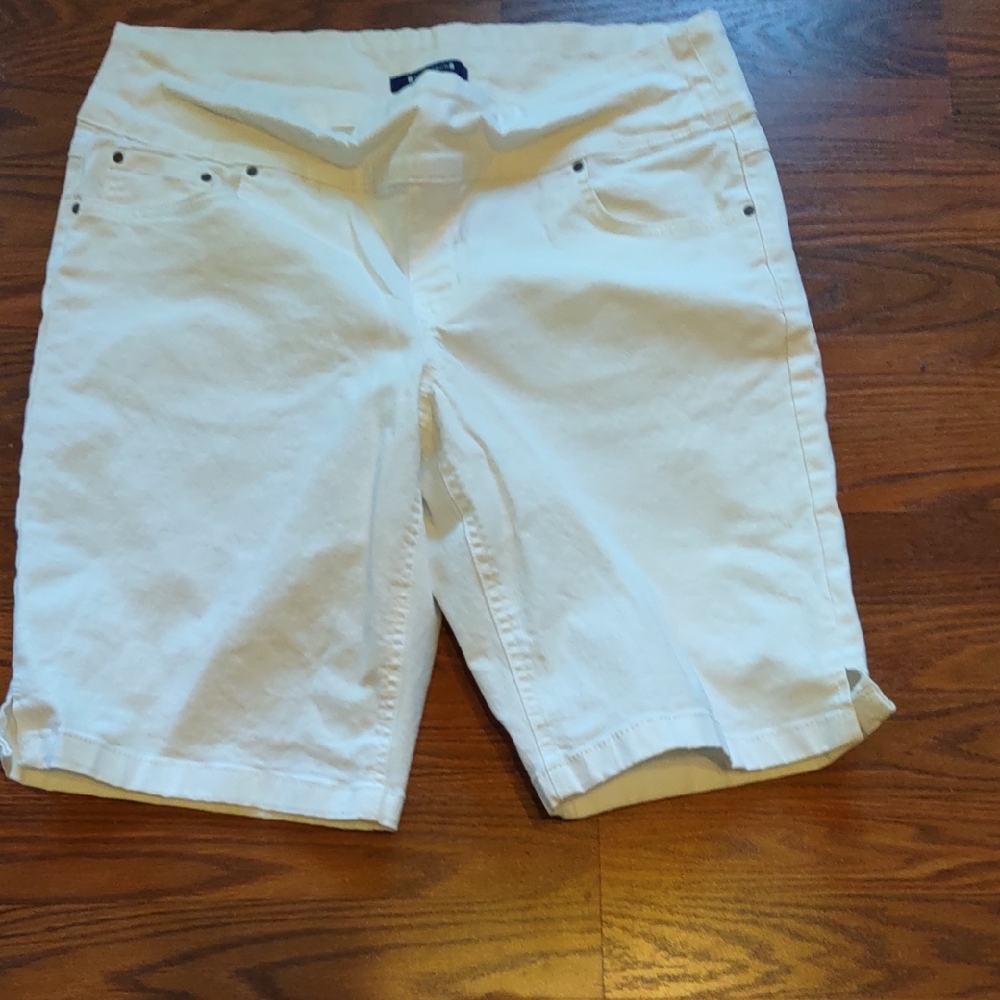Architect Women's Classic White Bermudas Pull On